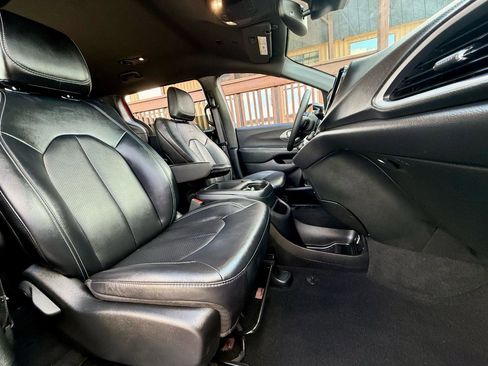 Used 2025 Chrysler Pacifica Select FWD image 32