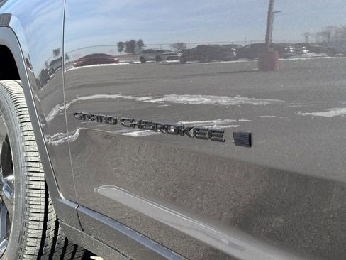 New 2025 Jeep Grand Cherokee Altitude image 40