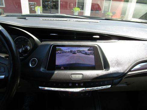 Used 2021 Cadillac XT4 Luxury w/ Cold Weather Package FWD image 14