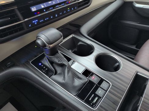 Certified 2022 Toyota Sienna Platinum FWD image 24