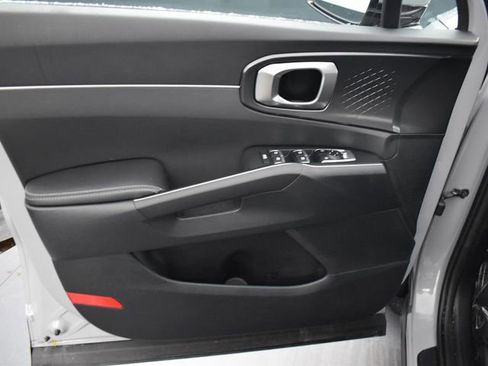 Used 2025 Kia Sorento S image 13