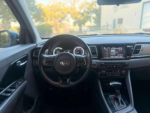 Used 2017 Kia Niro EX FWD image 12