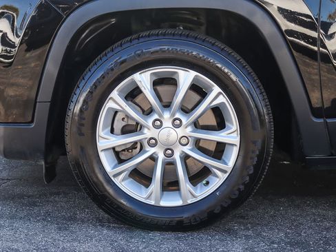 Used 2019 Jeep Cherokee Latitude w/ Popular Appearance Group FWD image 9