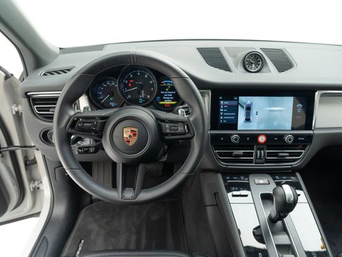 Certified 2025 Porsche Macan image 32