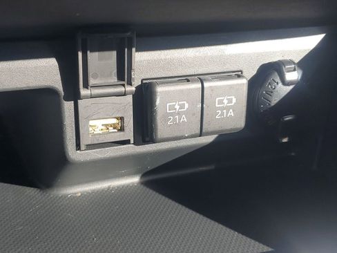 Used 2021 Toyota Highlander XLE image 32