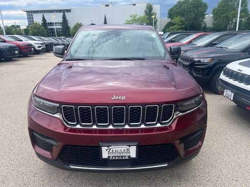 Used 2024 Jeep Grand Cherokee Laredo X AWD/4WD image 2