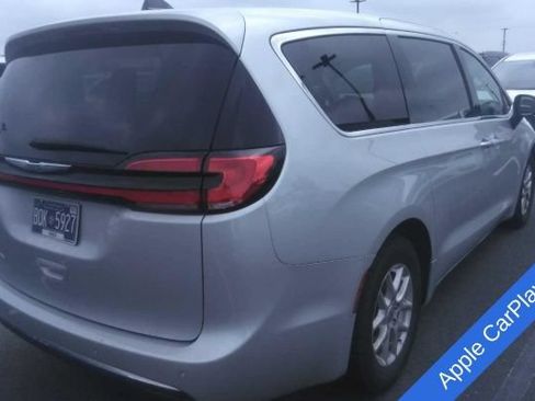Used 2024 Chrysler Pacifica Touring-L FWD image 3