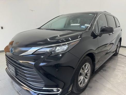 Used 2024 Toyota Sienna XLE w/ XLE Plus Package FWD image 30