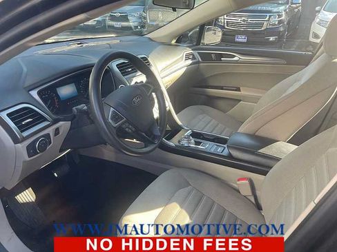 Used 2018 Ford Fusion SE FWD image 2