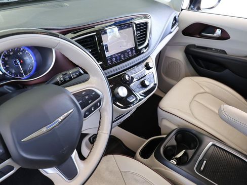 Used 2020 Chrysler Pacifica Limited w/ Tire & Wheel Group image 43