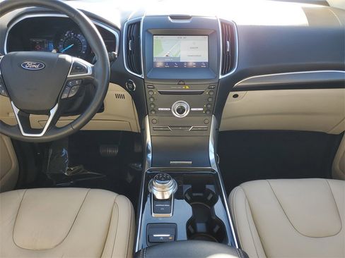 Used 2019 Ford Edge Titanium image 18