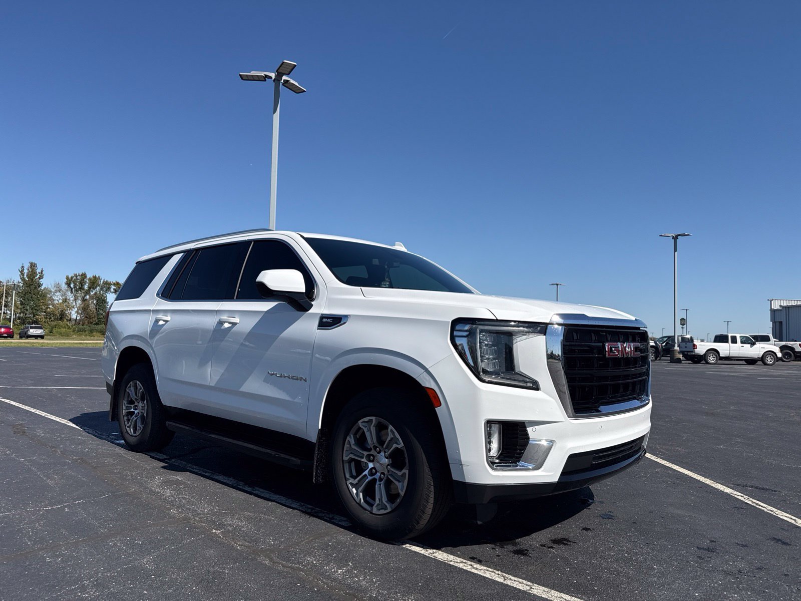 Used 2022 GMC Yukon SLE w/ Gmc Pro Safety Plus Package AWD/4WD image 3