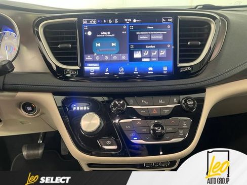 Used 2021 Chrysler Pacifica Touring-L FWD image 21