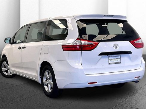 Used 2015 Toyota Sienna L image 7