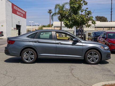 Used 2024 Volkswagen Jetta SE FWD image 3