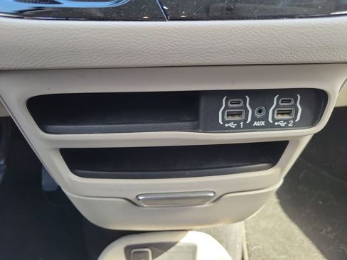 Used 2023 Chrysler Pacifica Touring-L FWD image 21