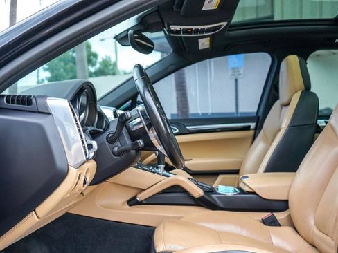 Used 2018 Porsche Cayenne Platinum Edition w/ Premium Package AWD/4WD image 10