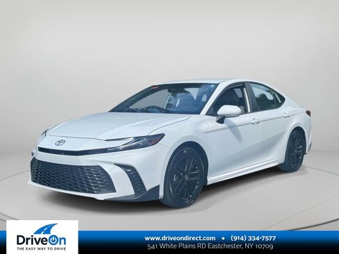 Used 2026 Toyota Camry SE FWD image 1