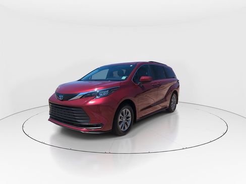 Used 2025 Toyota Sienna LE w/ LE Plus Package FWD image 4
