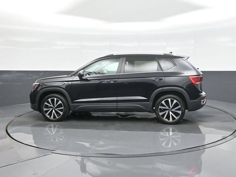 Used 2023 Volkswagen Taos SE w/ Panoramic Sunroof Package FWD image 4