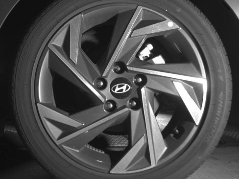 Used 2025 Hyundai Elantra SEL FWD image 17