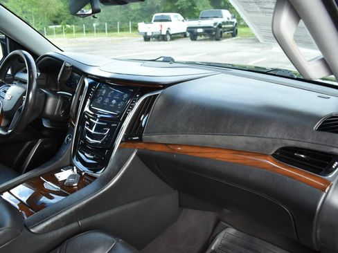Used 2020 Cadillac Escalade Premium Luxury AWD/4WD image 13