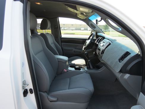 Used 2005 Toyota Tacoma PreRunner image 22