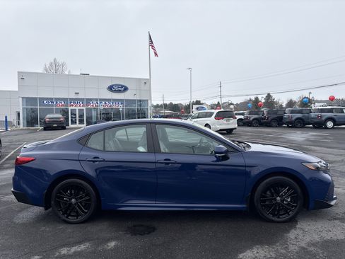Used 2025 Toyota Camry SE w/ Convenience Package image 2