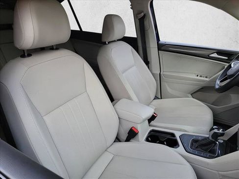 Used 2023 Volkswagen Tiguan SE w/ Panoramic Sunroof Package FWD image 15