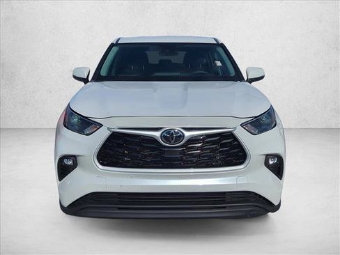 Certified 2024 Toyota Highlander LE FWD image 2