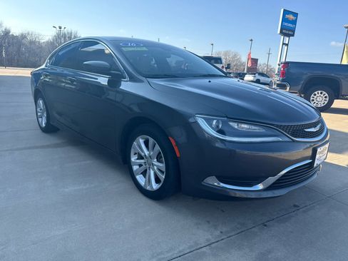 Used 2016 Chrysler 200 Limited image 5