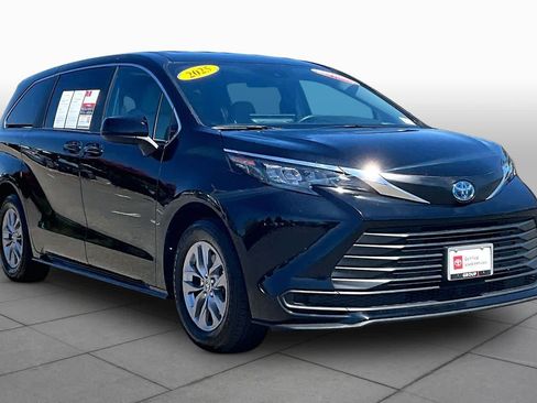Certified 2025 Toyota Sienna LE FWD image 2