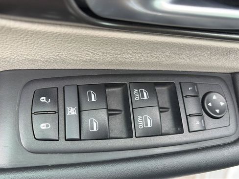 Used 2024 Chrysler Pacifica Touring-L FWD image 15