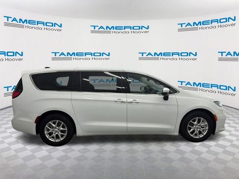 Used 2023 Chrysler Pacifica Touring-L FWD image 6