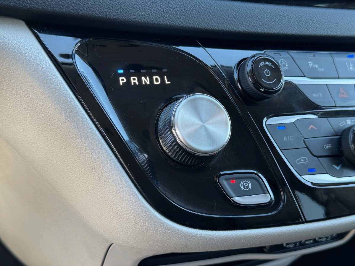 Used 2023 Chrysler Pacifica Touring-L FWD image 28