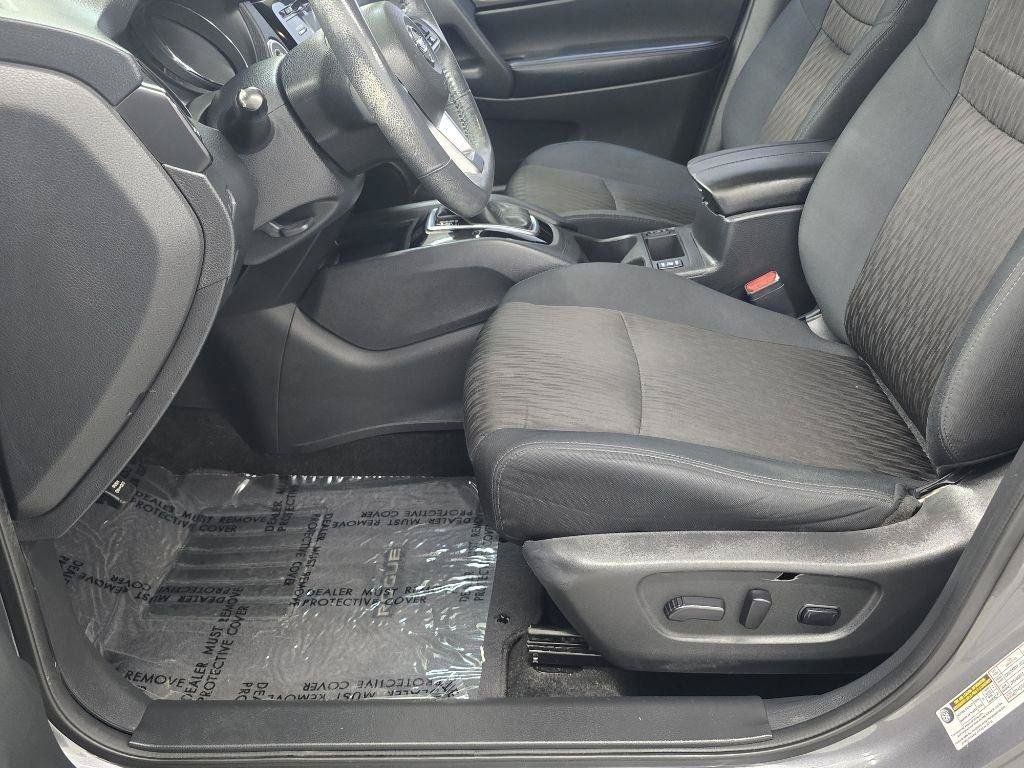 Used 2017 Nissan Rogue SV FWD image 11