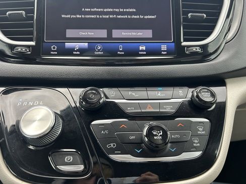 Used 2021 Chrysler Pacifica Touring-L image 24