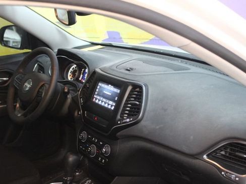 Used 2021 Jeep Cherokee Latitude AWD/4WD image 12