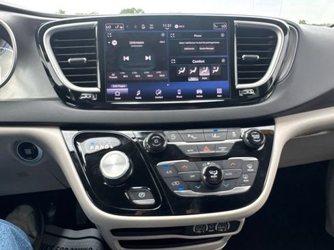 Used 2024 Chrysler Pacifica Touring-L FWD image 31