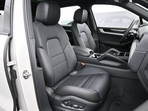 Certified 2026 Porsche Cayenne E-Hybrid AWD/4WD image 31