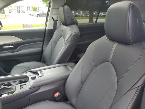 Used 2024 Toyota Grand Highlander AWD image 9