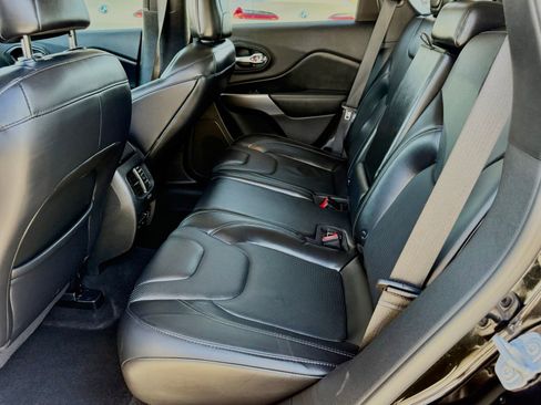 Used 2019 Jeep Cherokee Limited w/ Technology Group FWD image 43
