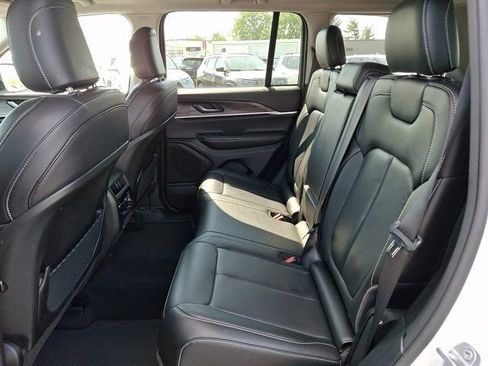 Used 2023 Jeep Grand Cherokee Limited w/ Black Appearance Package AWD/4WD image 13