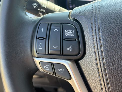Used 2016 Toyota Highlander Limited FWD image 16