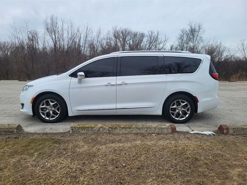 Used 2020 Chrysler Pacifica Limited image 3