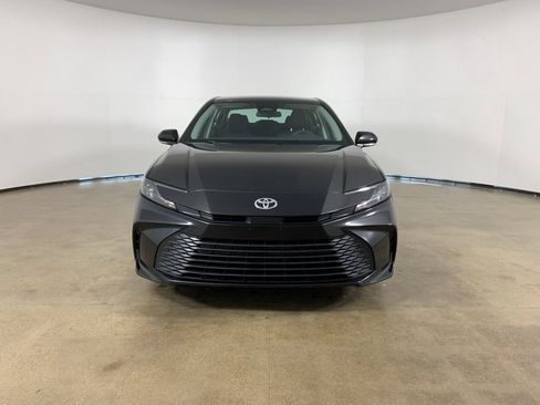 Used 2025 Toyota Camry LE image 3