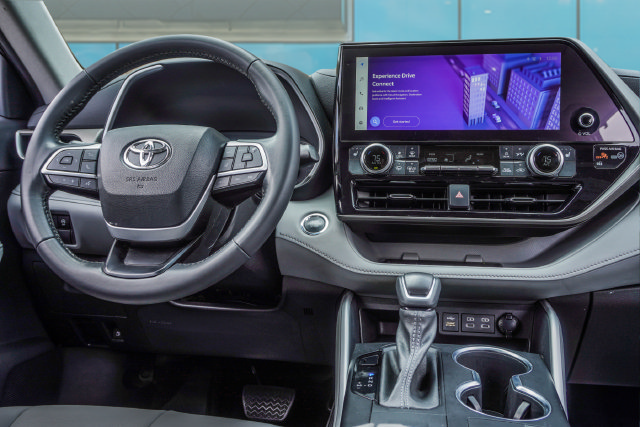 Used 2023 Toyota Highlander XLE FWD image 26