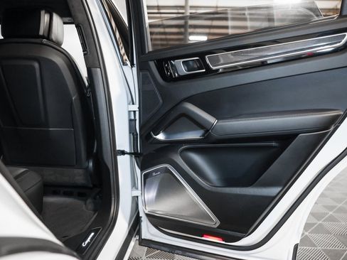 Used 2019 Porsche Cayenne Turbo w/ Sportdesign Package image 14