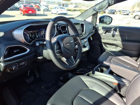 New 2026 Chrysler Pacifica Select image 7