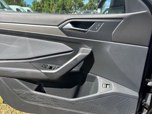 Used 2025 Volkswagen Jetta SE image 20